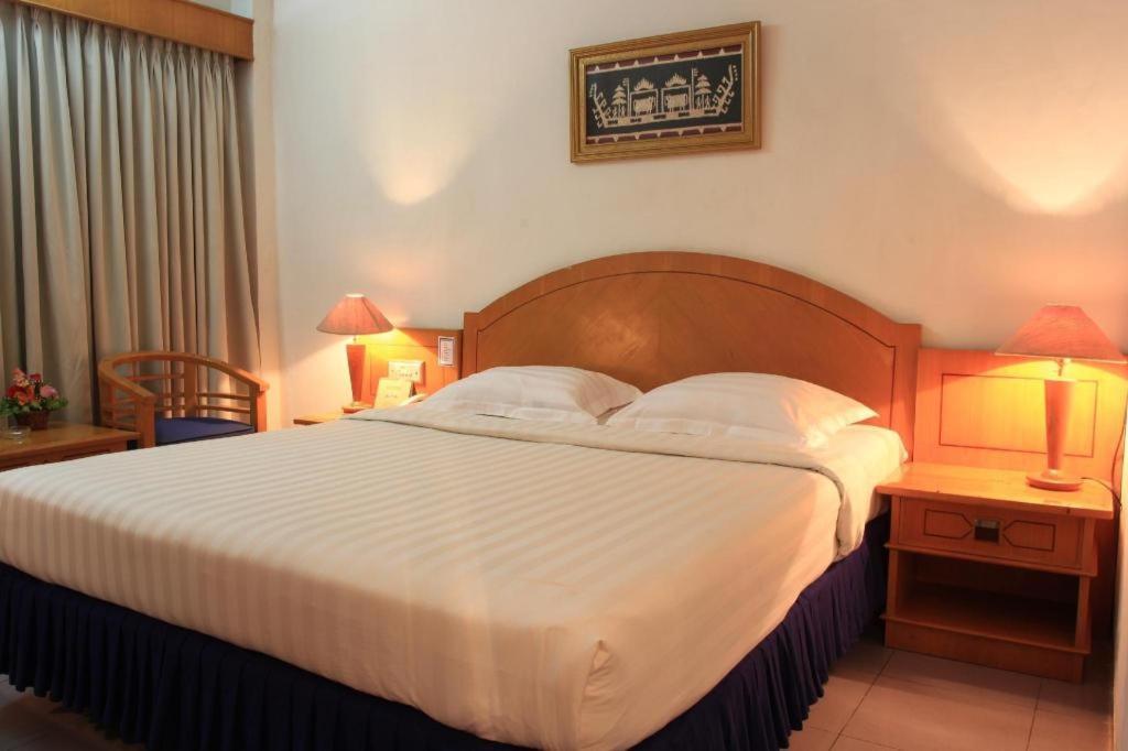 Hotel Marcopolo Bandar Lampung Exteriör bild